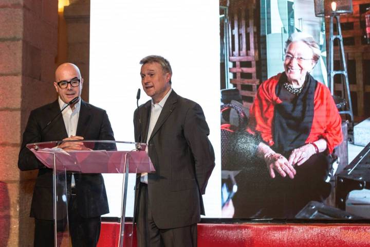 Los presentadores anuncian el premio a toda una vida a la fundadora de 'Alambique', Clara María González de Amezúa.