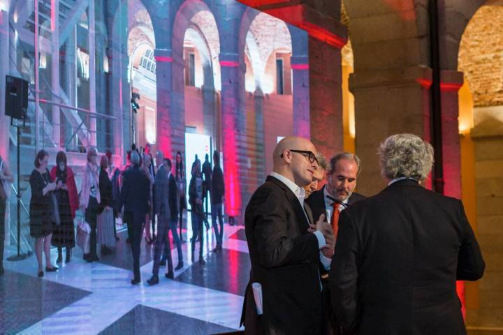 Los presentadores, Alberto Fernández de 'Asturianos' y Juanma Bellver de 'Lavinia', charlan con Luis Suárez de Lezo.