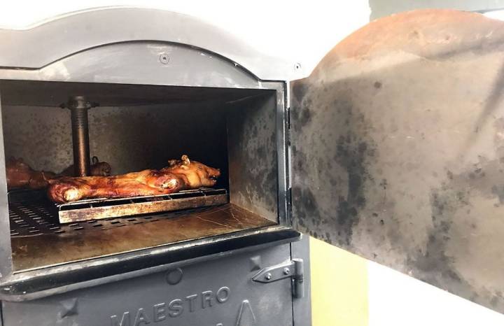 No podía faltar el mítico horno de asar los cochinillos.