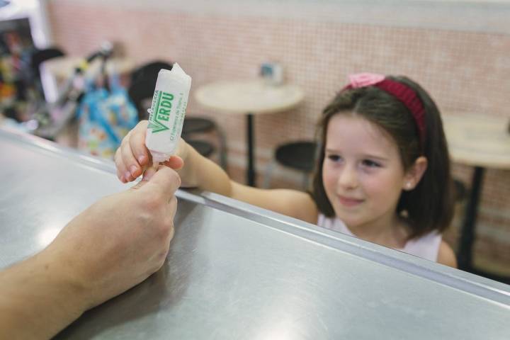 Niña cogiendo un helado