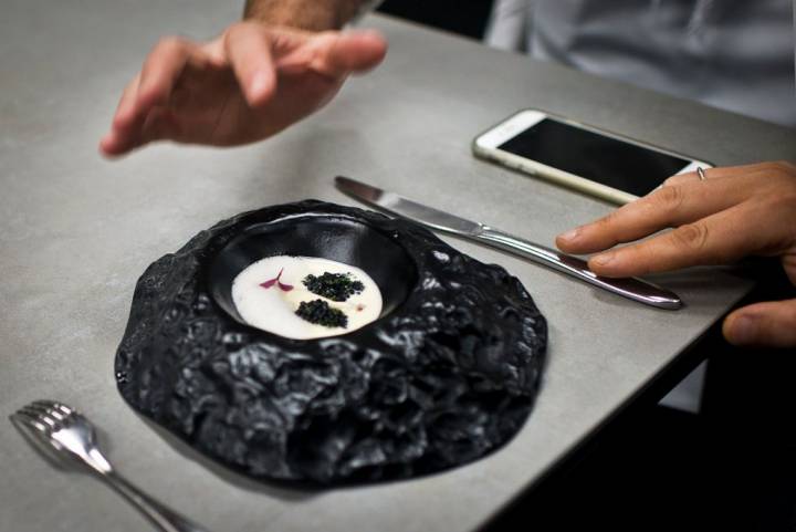 Caviar y rutabaga, con dados de consomé de jarrete y limón. Te está esperando.