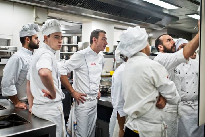 Josesa Lezama, el jefe de cocina -con barba- repasa las comandas con el equipo.