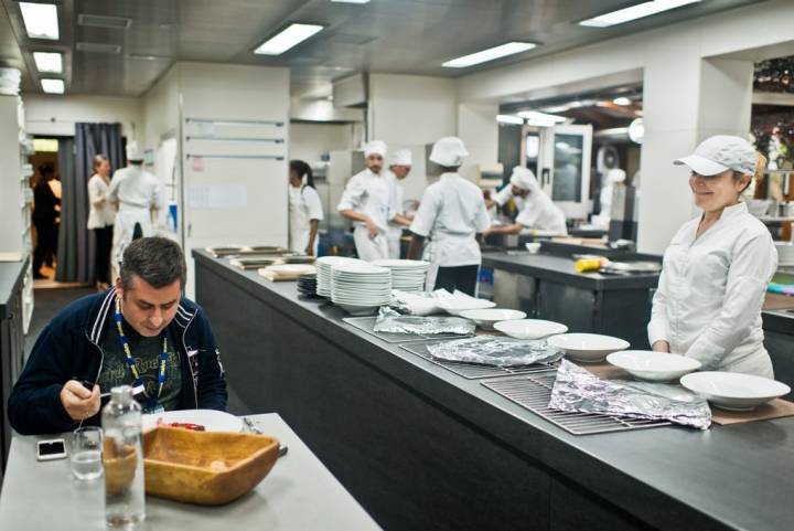 El cocinero que estuvo en plantilla y vuelve todos los años por Gastronomika a probar las novedades, concentrado en el plato.