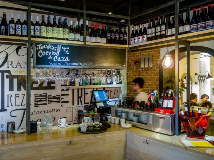 Treze tiene dos espacios: abajo es bar y arriba restaurante.