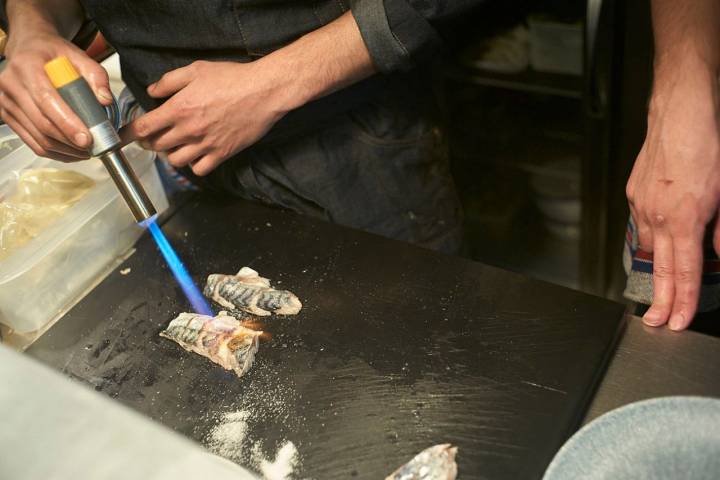 Preparando pescado fresco en la parrilla.