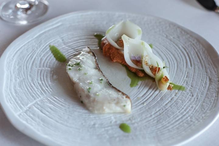 El pescado se sirve cada día a merced de lo más fresco la lonja. En este plato: mero con 'romescu' y cebolletas tiernas.