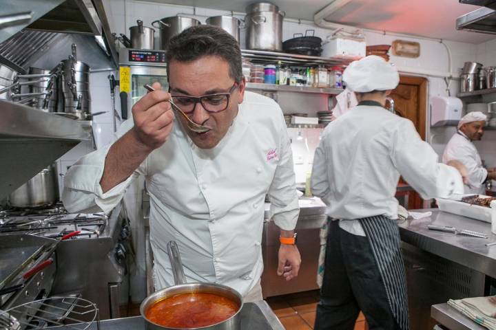 Probando el meloso de centollo y callos de bacalao, de lo más trabajoso.