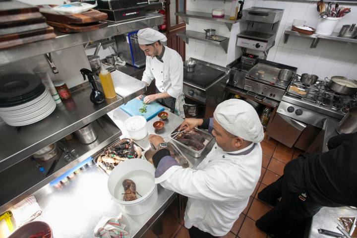 La cocina tiene un tamaño que obliga a trabajar codo con codo.