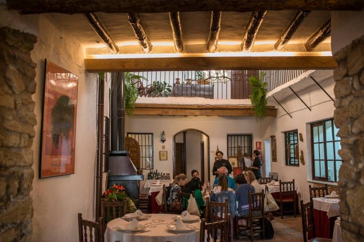 El comedor del restaurante se encuentra en el patio de una vieja casa.