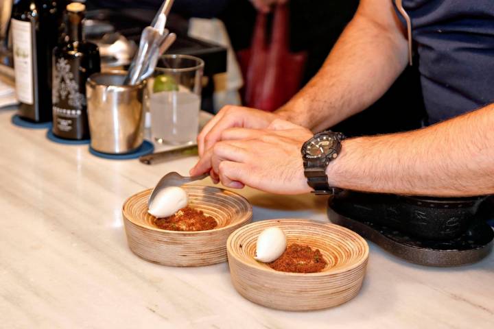 'Quenelle' de helado de aceite picual y miel de brezo, con naranja y tierra de chocolate.