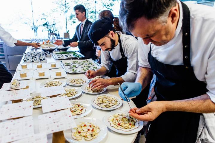 Emplatado del carpaccio de ceps con virutas de foie, higos y piñones.