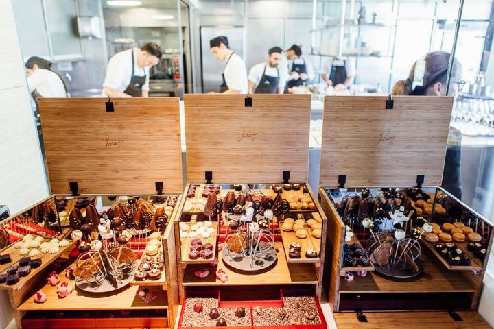 Cajas de música con 'Petit fours' que se sirven para acompañar el café.