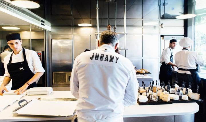 Nandu Jubany de espaldas, en la cocina de platos fríos.