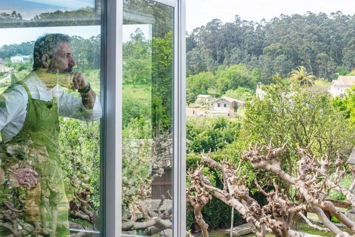 Pepe Solla se confunde con la naturaleza gallega en su restaurante en Poio.