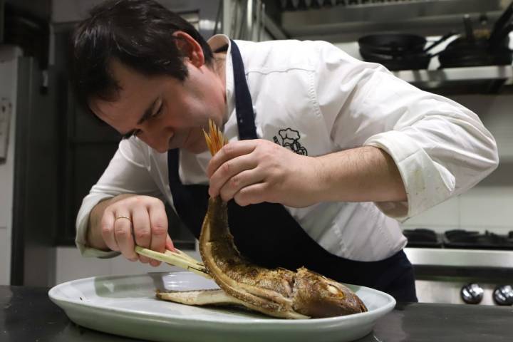 Pablo Loureiro concentrado en el plato de besugo.