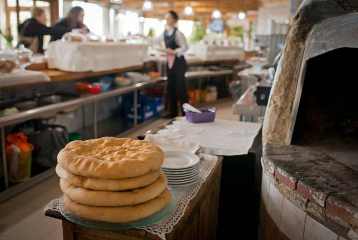 Quien compra una vez la torta de aceite de Boceguillas vuelve. Siempre se repite.