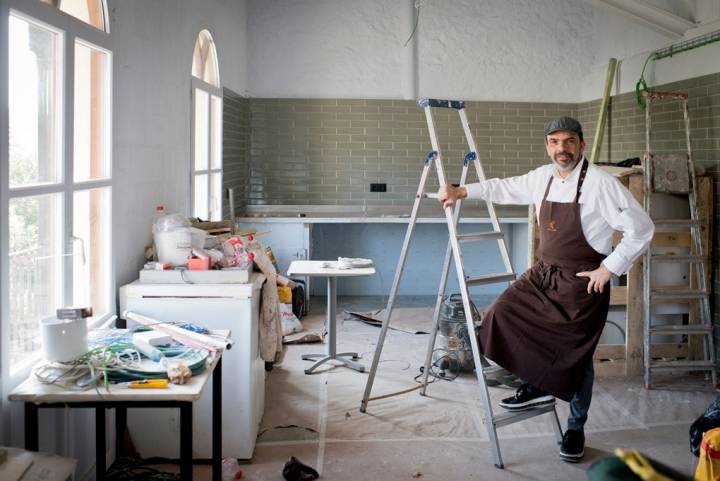 Jesús en el luminoso horno de la panadería, todavía en obras, y que abrirá en mayo al público.