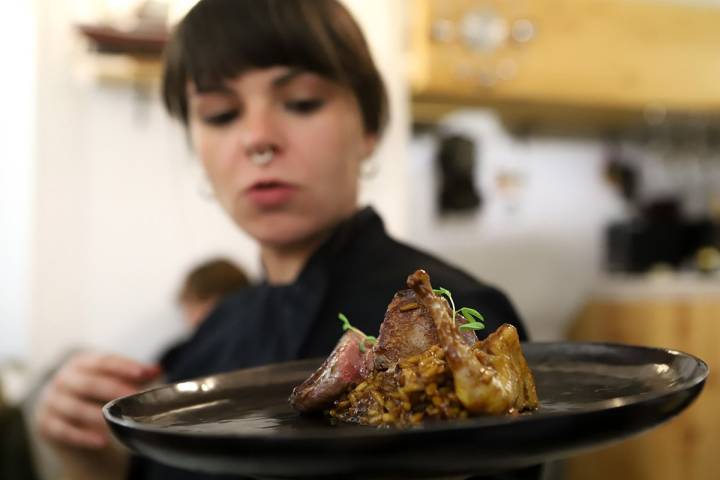 Pichón en dos cocciones con pechuga a la plancha y muslo guisado.