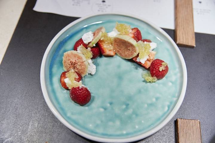 Postre de Higos de El Prat con fresas, queso de cuajo vegetal de la leche y miel de azahar, del restaurante Hetta, en Barcelona.