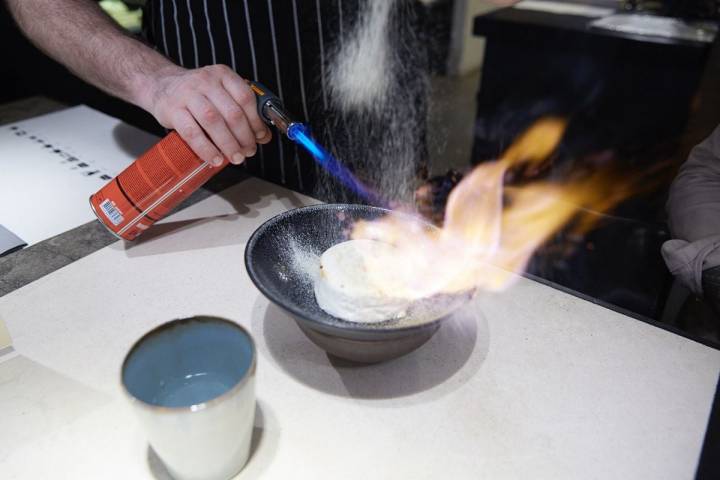 Preparando con el soplete el postre 'marshmallows' en el restaurante Hetta, de Barcelona.