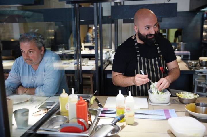 Hetta: Alberto Sambinelli preparando platos junto a comensal