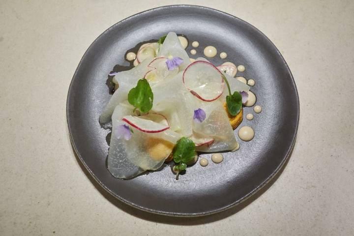 Plato de ensalada de col rabi con salsa romesco y tamarindo, en el restaurante Hetta, Barcelona.