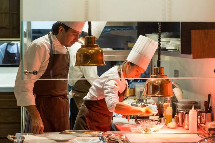 'Hortensio' dispone de una cocina abierta, lo que permite que los clientes vean el proceso de emplatado.