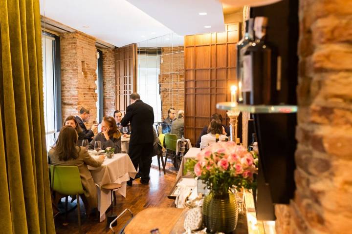 La sala del restaurante es pequeña pero muy acogedora.