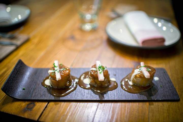 Los rabitos de cerdo, marcados a la plancha, con queso Idiazábal y anguila ahumada.