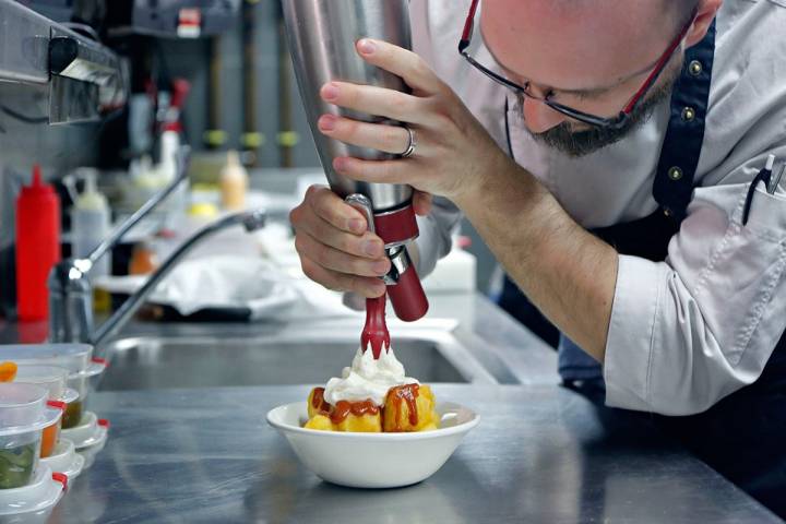 El chef Pedro Gallego preparando las patatas Massiel con espuma ligera de alioli.