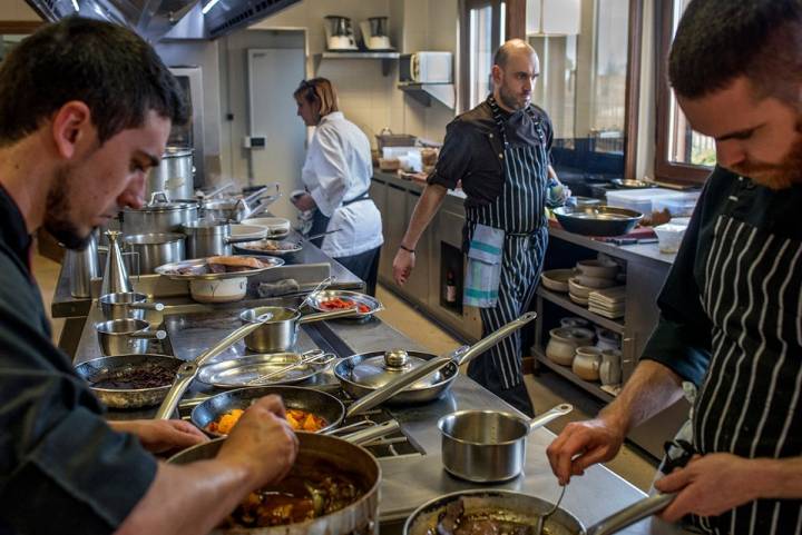 Dos jóvenes cocineros, Luis Alberto y su madre trabajan en sintonía en la tranquila cocina de Lera.