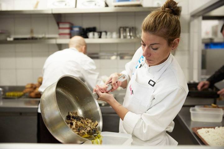 En la cocina de 'Lluerna' haciendo preparativos.