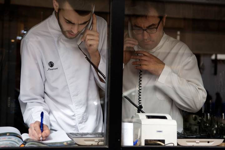 Dos empleados del restaurante de Jesús Marquina.