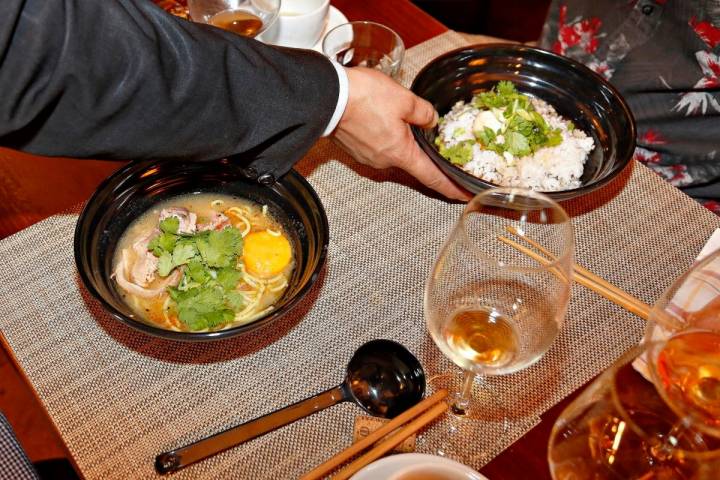 Sirviendo los platos de cocina japonesa para su maridaje con jereces en el restaurante Matritum, en Madrid.