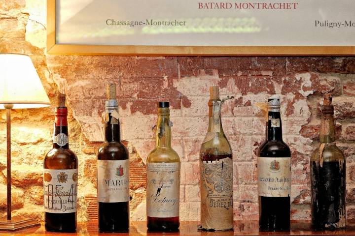 Un grupo de botellas de Jerez de los años 60 para maridar el menú japo-jerezano del restaurante 'Matritum', en Madrid.