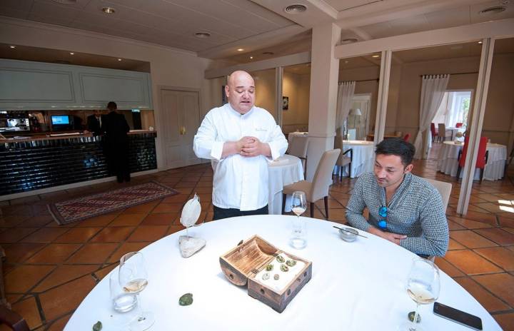 Paco presenta el tesoro de los caracoles de mar.