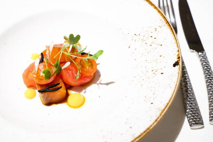 Ensalada de tomate y salmón marinado para abrir boca.