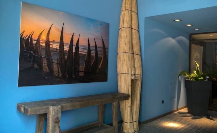 La entrada del local con su caballito de totora, típico de Perú.