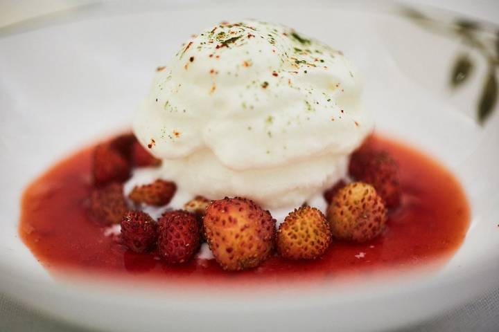 Fresitas del Maresme con helado de leche fresca y espuma de almendras tiernas.