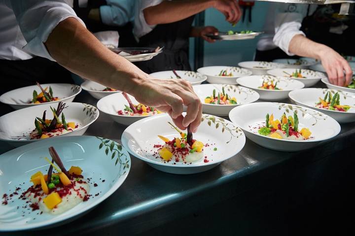 En la cocina, preparando el plato 'nuestro huerto del día'.