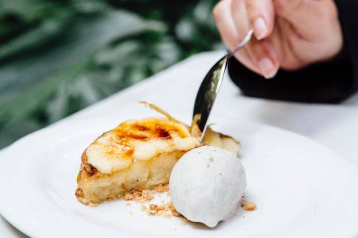 Pastelito de hojaldre con manzana y helado de vainilla.