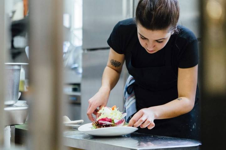 Preparando un plato de ensalada.