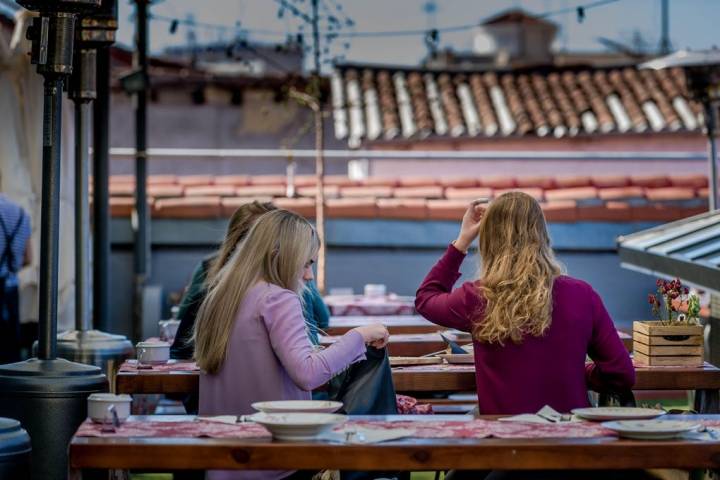 Al fondo, las vistas de los tejados de Malasaña