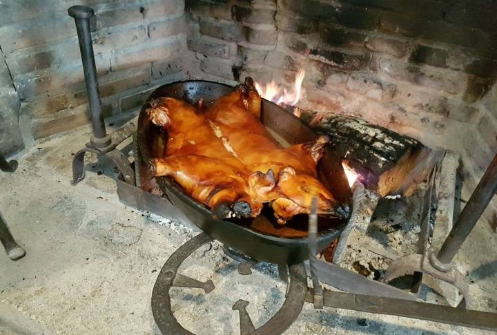 Los cochinillos son de menos de 6 kg para que no contengan demasiada grasa. Foto: Edu Sánchez.