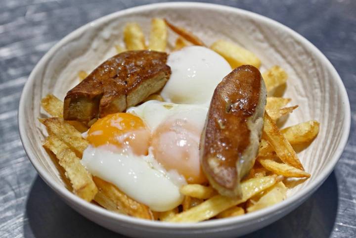 Sus especiales huevos de corral servidos con foie.