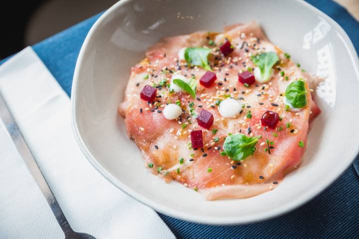 La minipizza de carpaccio de atún de 'Arte y Solera' con mayonesa y lima sobre torta de maíz.