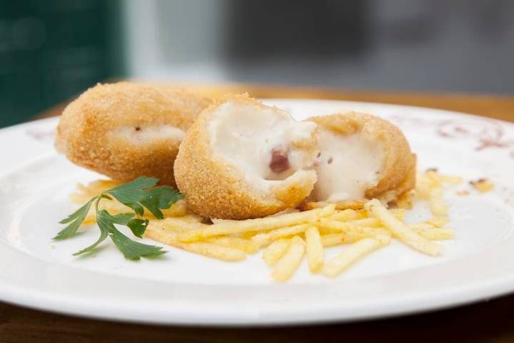 Visitar al Señor de Sevilla en su templo y comerse una croqueta en Casa Ricardo.