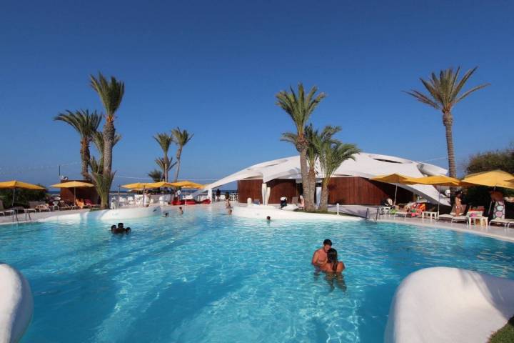 Justo al final de la Manga del Mar Menor, se encuentra este oasis blanco de formas redondeadas. Foto: Collados Beach.