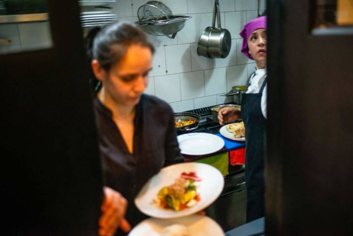 En el reducido espacio de la cocina se resuelven las comandas. La rapidez es imprescindible.