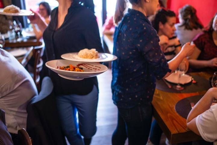 En la estrecha sala de 'La Trangantúa' Virginia Viñuales sirve los platos.